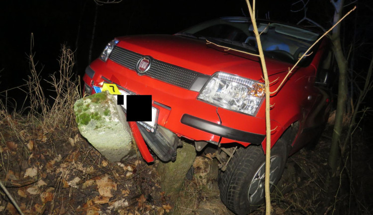 Se dvěma promile vyjel, ale nedojel. Řidič skončil v betonovém sloupku