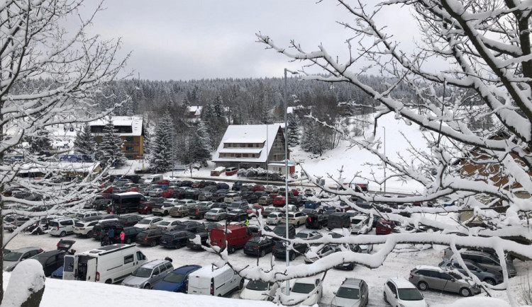 Některá horská střediska zaplnili turisté, zkolabovala tam doprava.