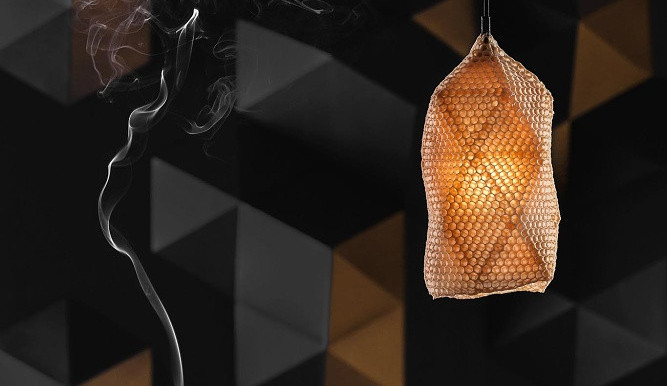 Svítidla, která vyrobily včely. Za světovým unikátem stojí Eduard Seibert