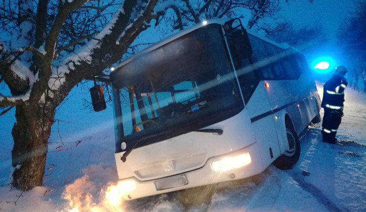 Popadané stromy i vyprošťování autobusu. Sníh dává hasičům zabrat