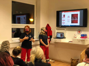 Špičkové nanomasky plzeňské firmy WPA dostal darem i Český červený kříž