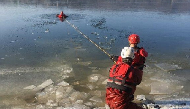 Prýgl zamrzl. Led však není dostatečně silný, v žádném případě na něj nevstupujte, varují strážníci