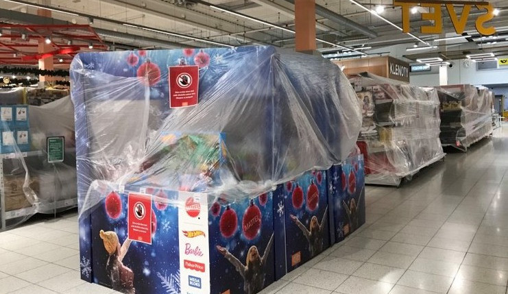 Nakažených v Česku dál ubývá, obnoví se asi prodej dětského oblečení