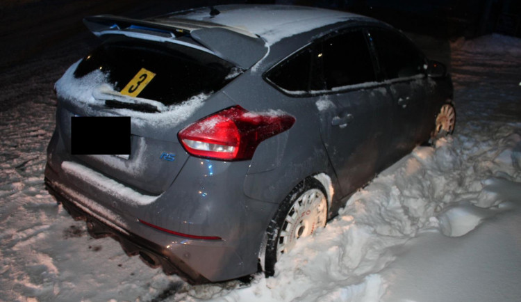 Řidič zapomněl dát blinkr a srazil se s předjíždějícím vozem. Škoda přesahuje 30 000