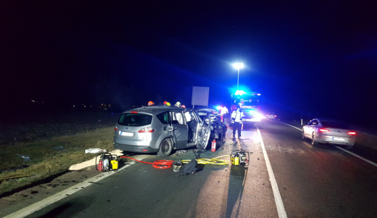 Na Brněnsku se v pondělí večer čelně srazila dvě auta, jeden člověk zemřel