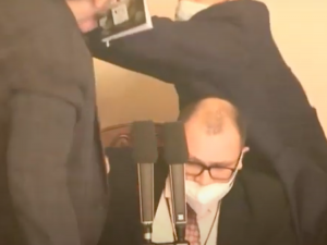VIDEO: Vystoupení Volného ve Sněmovně vyústilo ve fyzickou potyčku