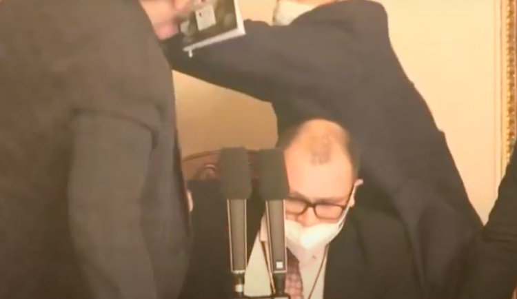 Vystoupení Volného ve Sněmovně vyústilo ve fyzickou potyčku.