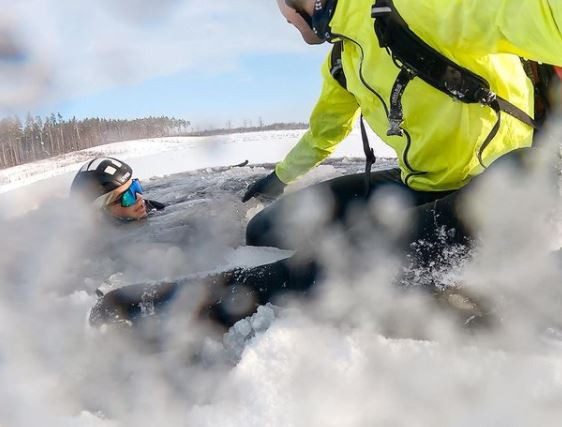 Cyklisté se u Hradce Králové propadli na zamrzlém jezeře