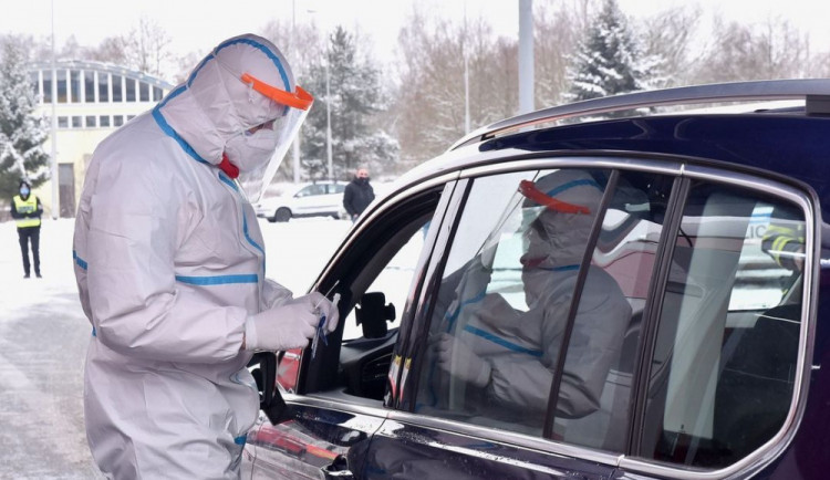 V Česku ubylo hospitalizací s covidem, méně je i nově nakažených
