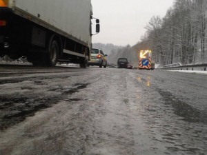 Nohu z plynu. Silnice má dnes pokrýt náledí, varují meteorologové