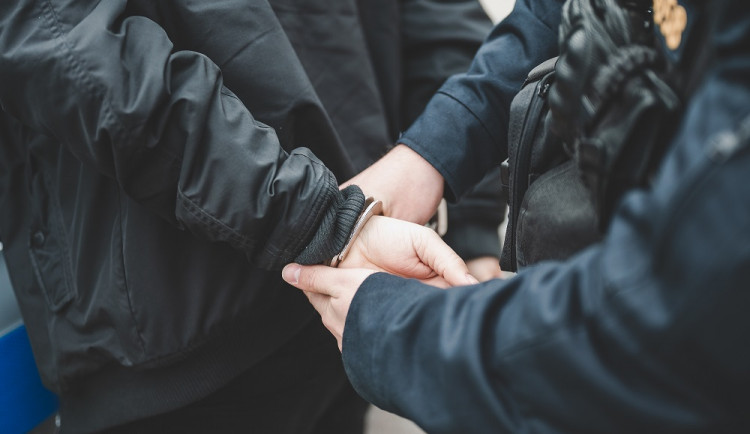 Strážnici ve Dvoře přivedli na služebnu celostátně hledaného muže. Zjistilo se, že byl v hledáčku i v Německu