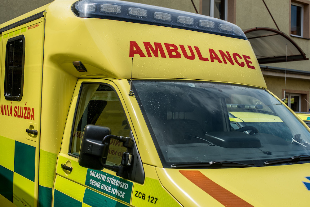 Náledí komplikovalo ráno dopravu v kraji. Zdravotníci vyjížděli k několika nehodám