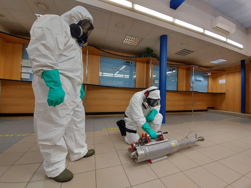 Strážníci dezinfikují brněnské úřady