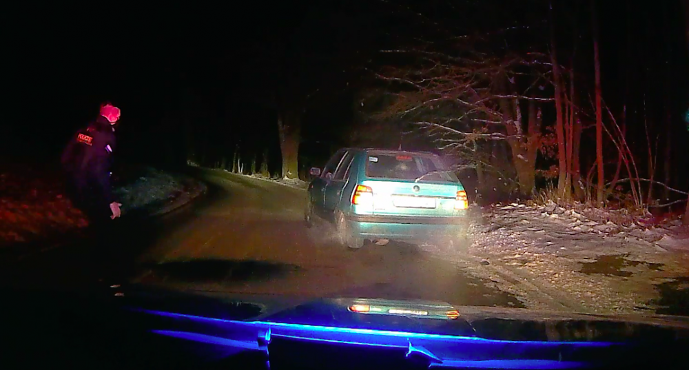 Opilý řidič Felicie způsobil nehodu, poté ujížděl policistům