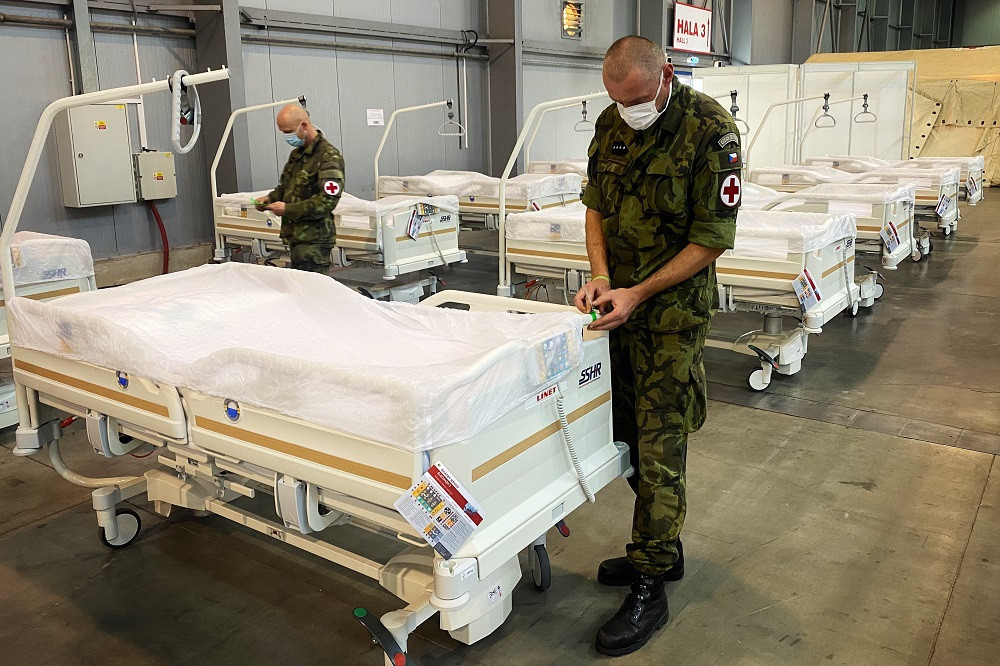 Polní nemocnici v Letňanech již začali likvidovat vojáci. Prázdná má být do 19. února