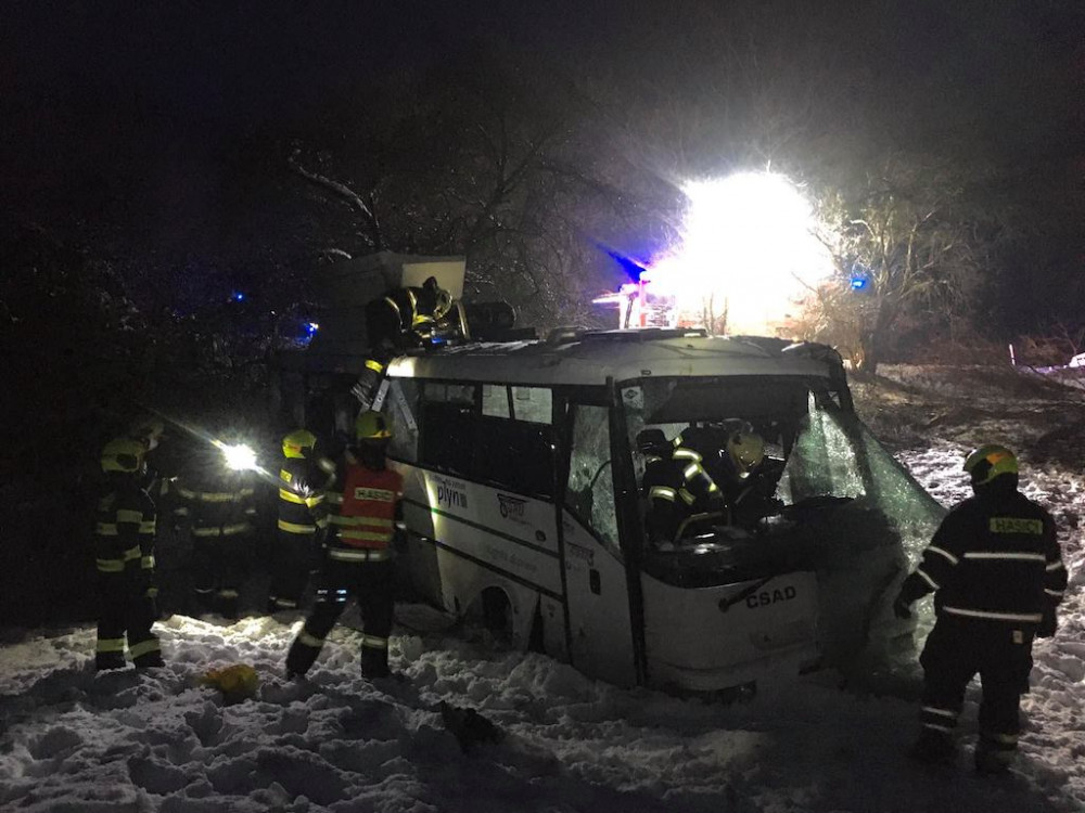 Nehoda autobusu u Brniště. Vyjel ze silnice a převrátil se přes střechu