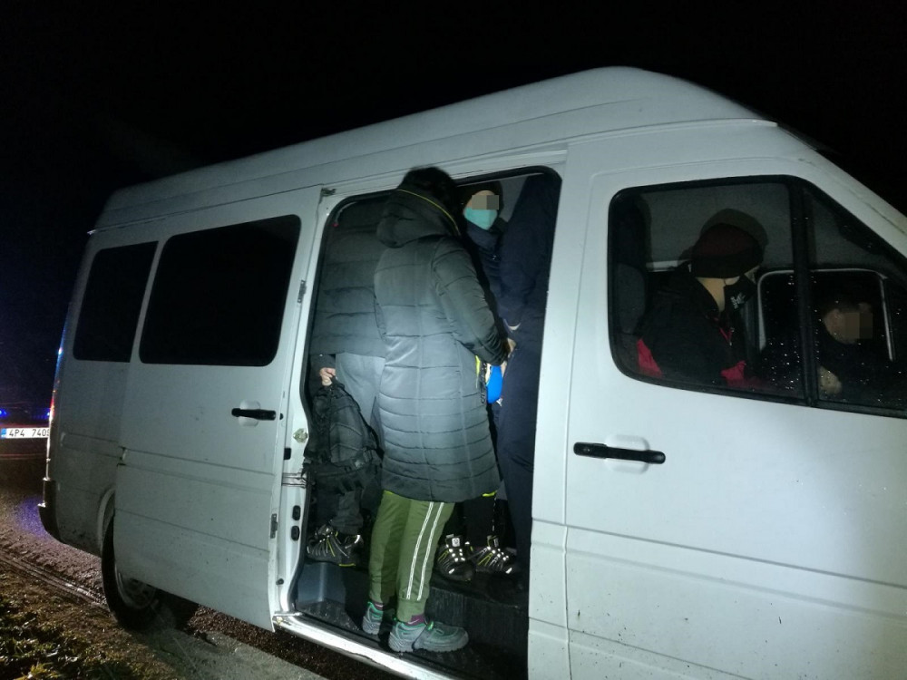 Do dodávky pro devět lidí se nacpalo 26 cizinců