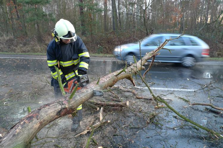 Jihočeský kraj zasáhne silný vítr. Hrozí i rozvodnění řek, varovali meteorologové