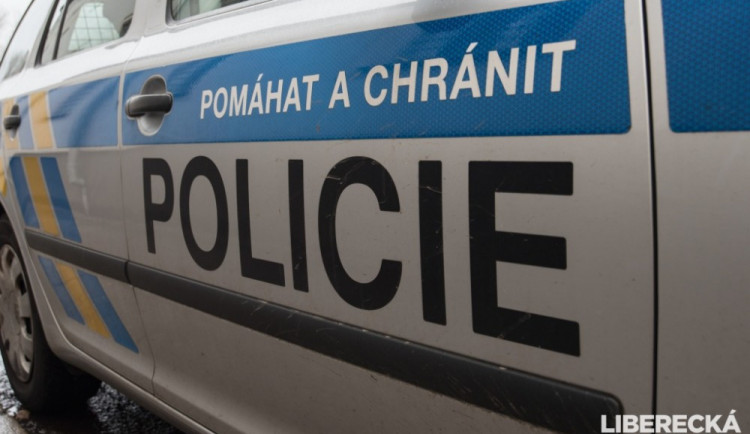 Řidič utekl kvůli zákazu před policií, spolujezdce nechal v autě