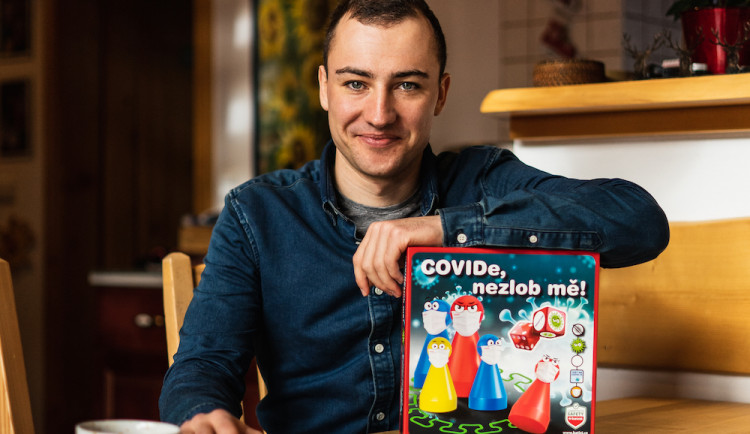 Covide nezlob mě – mladý biatlonista trefil do černého novou deskovou hrou.