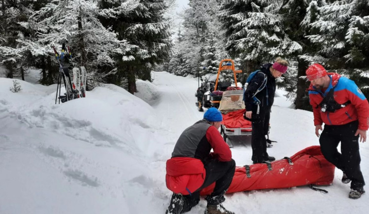 Dvě ženy si vyrazily na loveckých lyžích. Na pomoc jim museli záchranáři
