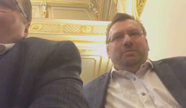 Předseda Sněmovny nechal vyvést Volného a Bojka, neměli roušky