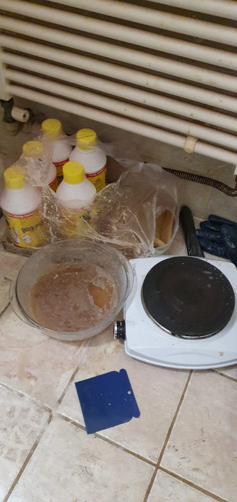 Při vaření pervitinu v bytě došlo k výbuchu. Popáleného vařiče zadrželi kriminalisté