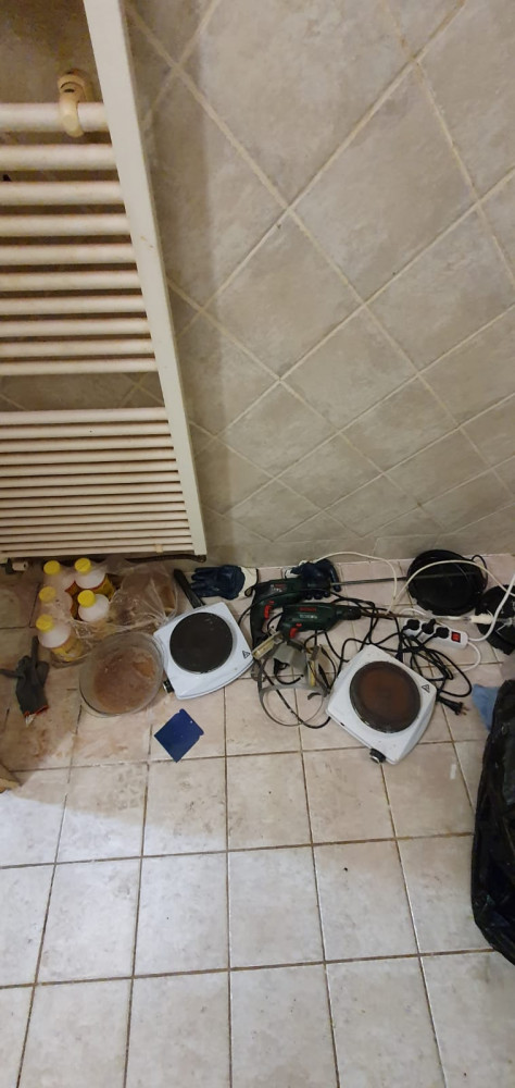 Při vaření pervitinu v bytě došlo k výbuchu. Popáleného vařiče zadrželi kriminalisté