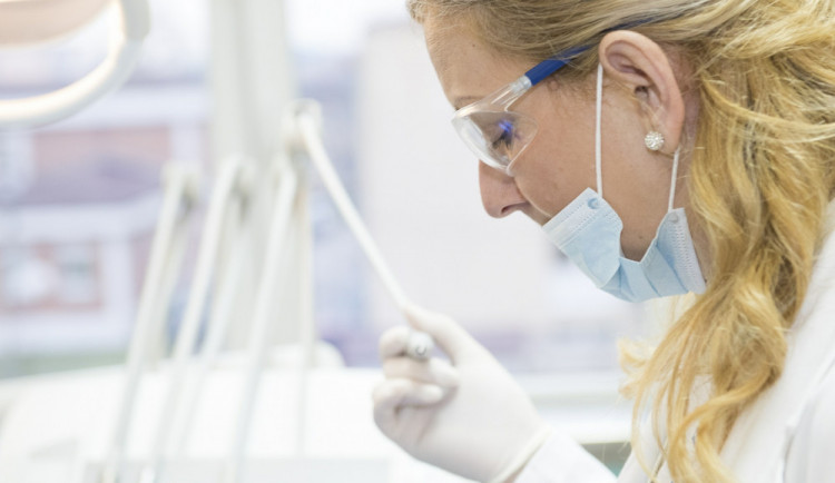 Hygiena stíhá volat kontakty nakažených, lidé jich ale hlásí málo