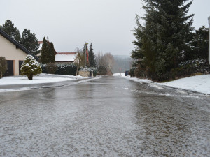 Bude to pořádně klouzat. Meteorologové varují před silnou ledovkou