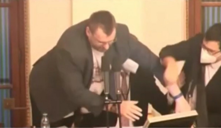 Volný má kvůli potyčce na plénu zaplatit jeden plat. Je to 90 800 korun