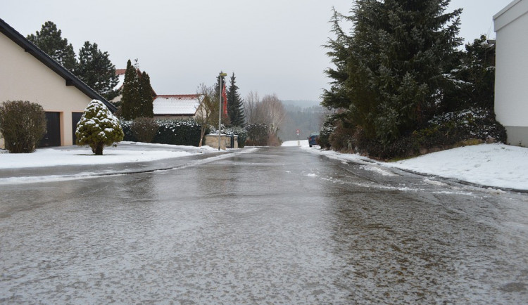 Bude to pořádně klouzat. Meteorologové varují před silnou ledovkou