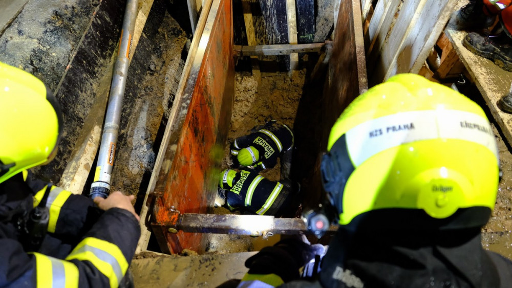 Dělník, kterého zasypala hlína ve výkopu v Praze, nepřežil. Smrt řeší kriminalisté