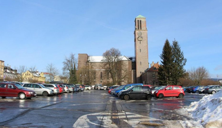 Parkovaní zdarma v Jablonci končí. Výjimkou je Horní náměstí