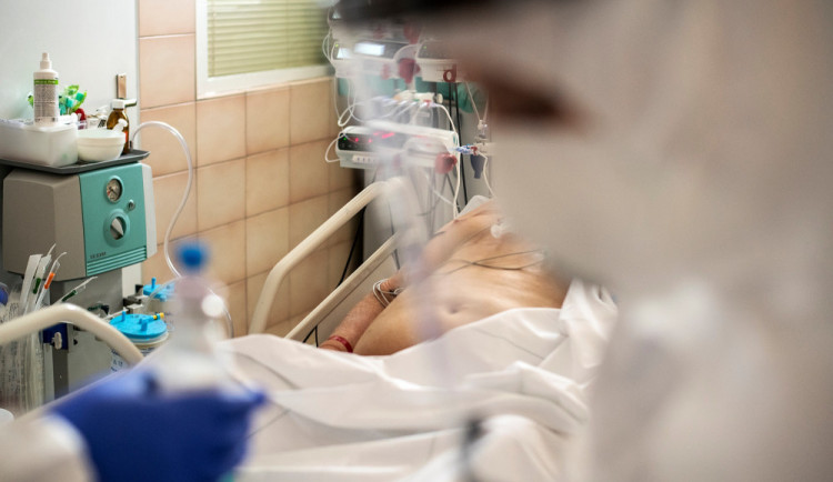 Téměř všechny oběti covidu jsou senioři, nárůst umrtí nezpomaluje
