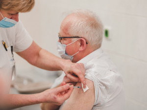 K očkování proti covidu se mohou začít hlásit lidé nad 70 let