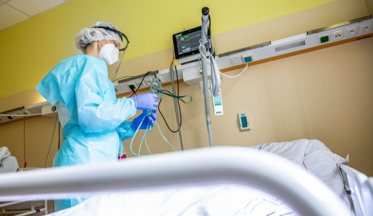 Těžkých případů covidu je v Česku nejvíc od začátku epidemie