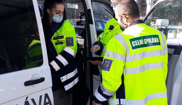Stát varuje před neoficiálními prodejci dálničních známek. Často jde o směnárny u hranic
