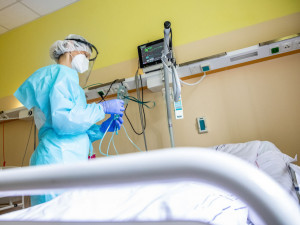 Těžkých případů covidu je v Česku nejvíc od začátku epidemie