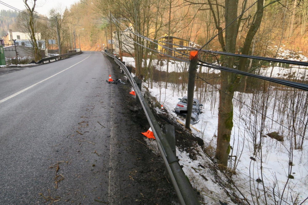 Řidič v Jablonci dostal na mokrém povrchu smyk, skončil ve srázu
