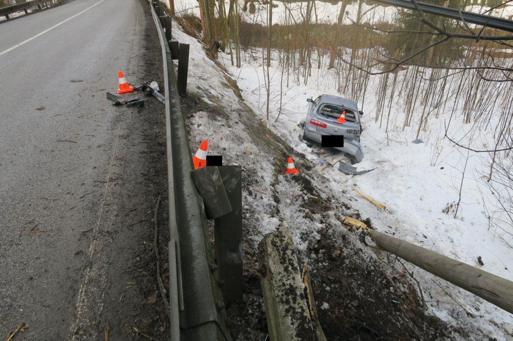 Řidič v Jablonci dostal na mokrém povrchu smyk, skončil ve srázu