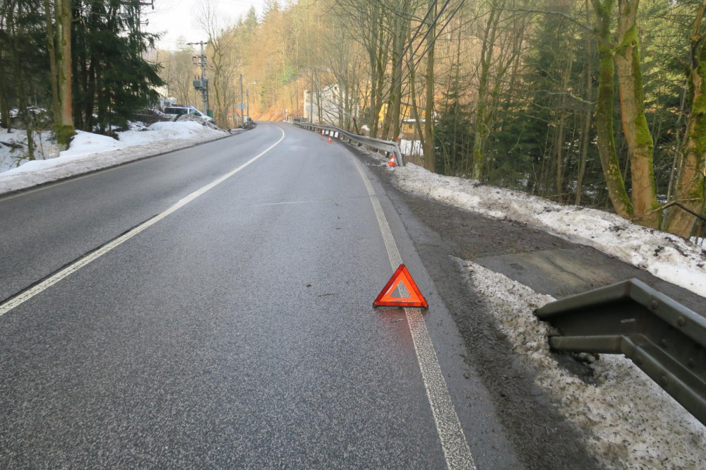 Řidič v Jablonci dostal na mokrém povrchu smyk, skončil ve srázu