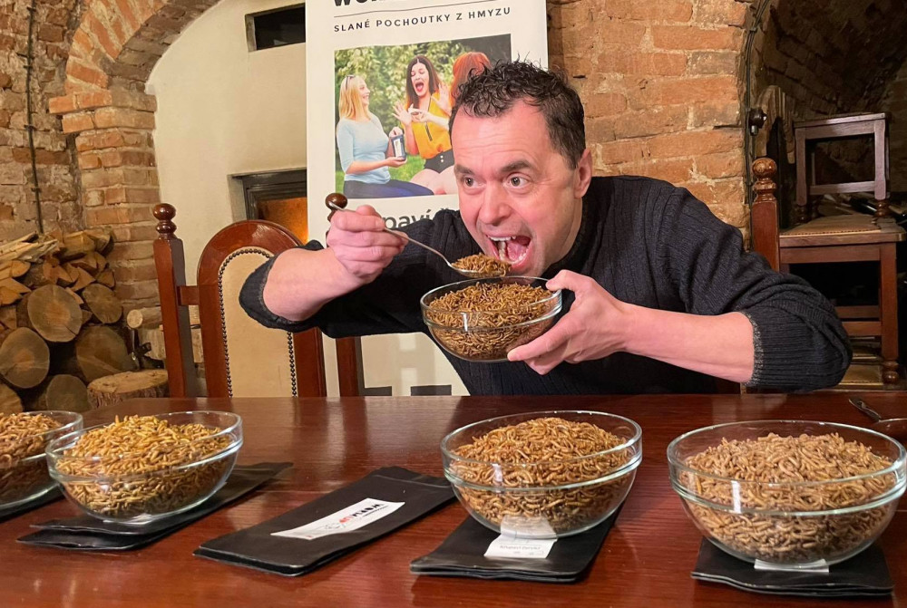 Rekord v Brně. Jedlík spořádal za půl hodiny takřka deset tisíc červů