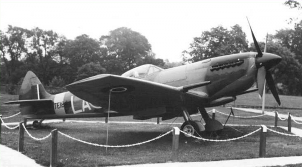 Letoun před Ulster Folk a Transport Museum