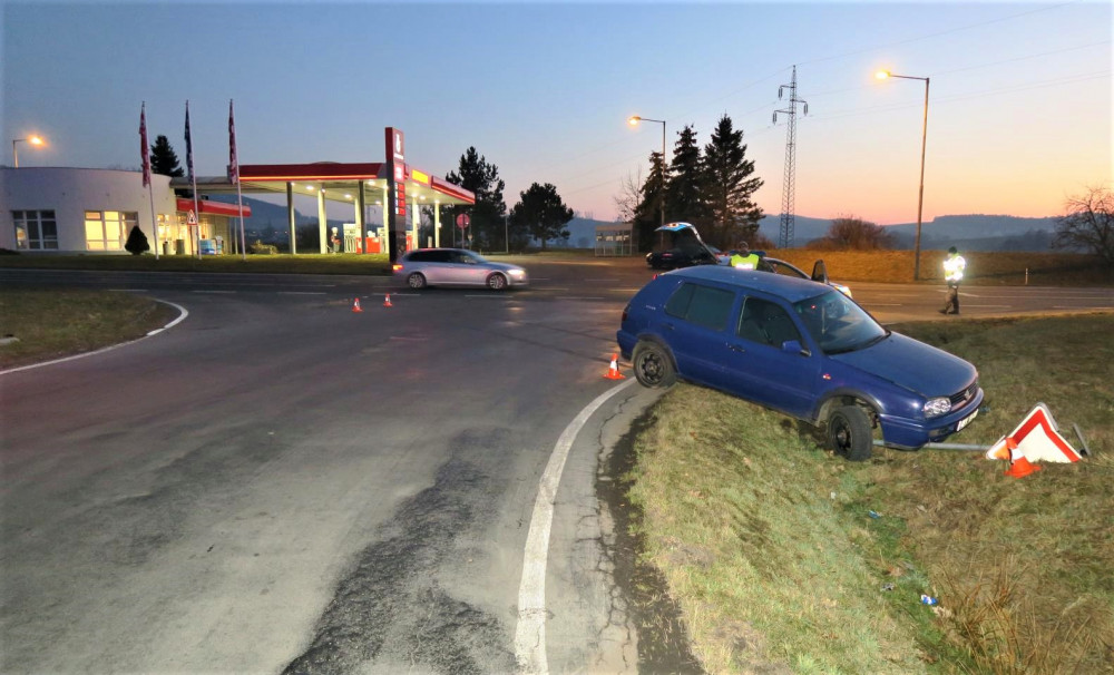 Motorista nezvládl výjezd od čerpací stanice, svoji roli sehrála v nehodě marihuana