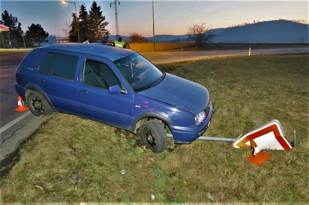 Motorista nezvládl výjezd od čerpací stanice, svoji roli sehrála v nehodě marihuana