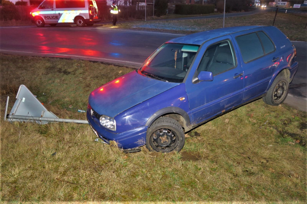 Motorista nezvládl výjezd od čerpací stanice, svoji roli sehrála v nehodě marihuana
