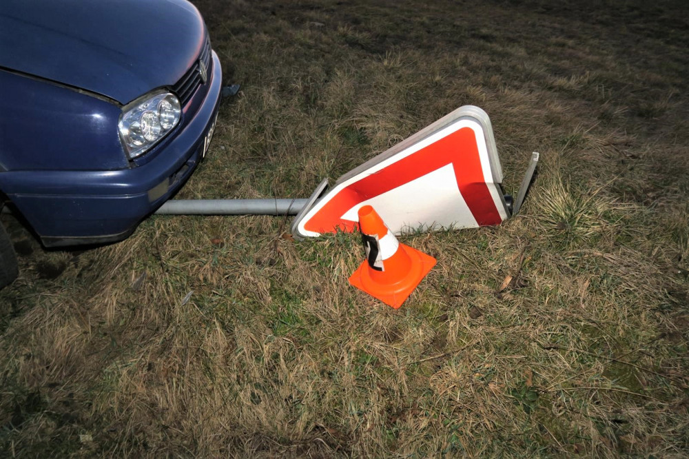 Motorista nezvládl výjezd od čerpací stanice, svoji roli sehrála v nehodě marihuana