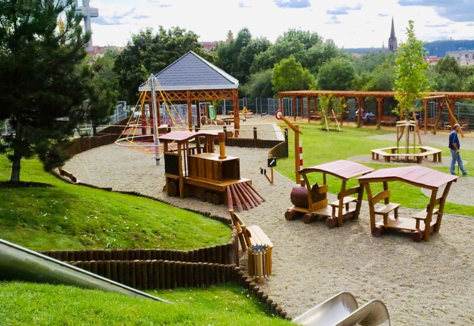 Někde to jde, a někde ne. Podívejte se, které městské části zavřely dětská hřiště
