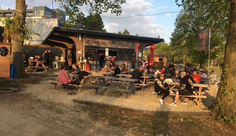 Do podnikání se pustili po hlavě a bez zkušeností. Ze Základny u přehrady udělali pojem